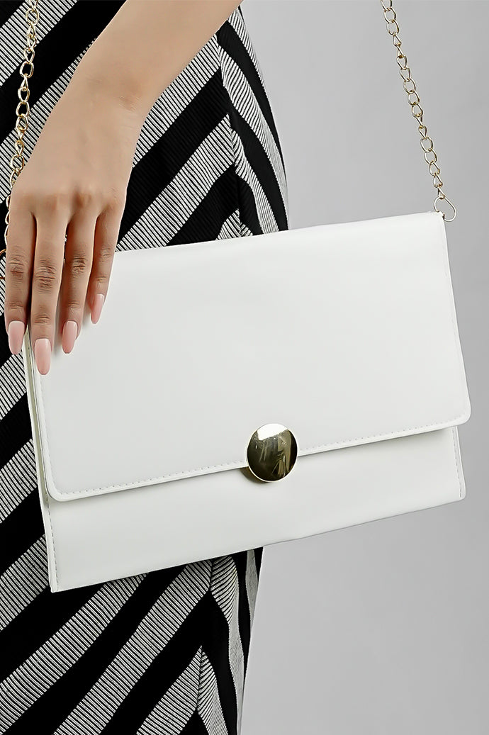 White Envelope Bag with gold chain for an evening look