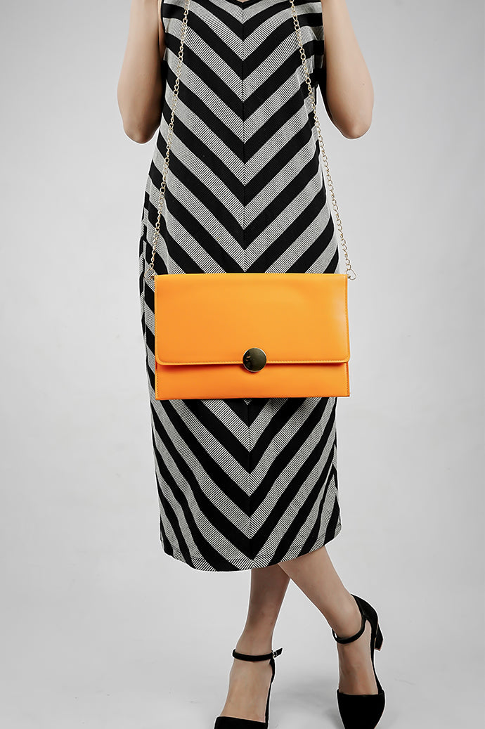 Full-length look with the orange Envelope Bag for women
