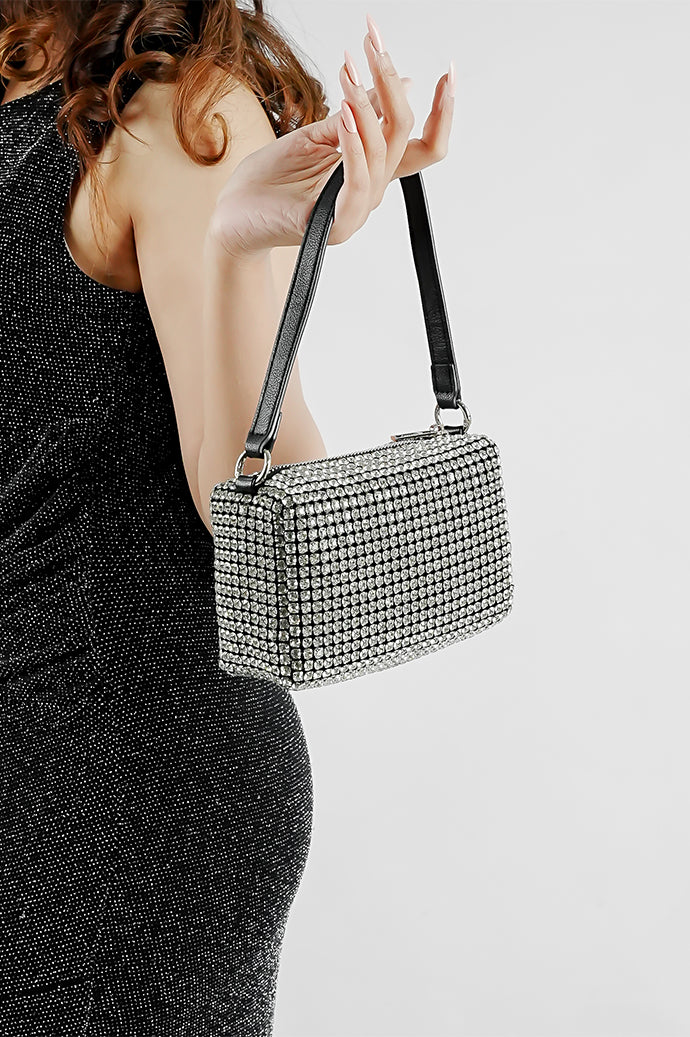 Woman carrying the Wang Large silver bag over her arm, seen from the side
